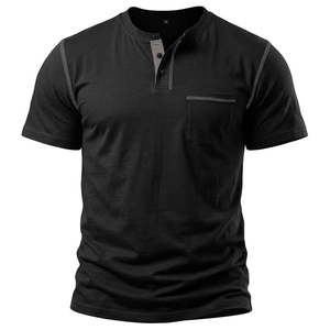 Dettaglio della maglia Henley nera con scollo a tre bottoni e cuciture a contrasto