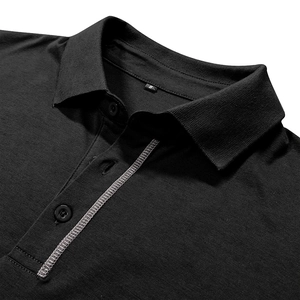 Détail du col d'un polo noir pour homme avec trois boutons et fines surpiqûres blanches