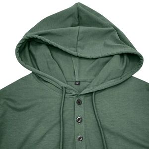 Détail du sweat à capuche vert foncé pour homme avec col Henley à trois boutons et cordons