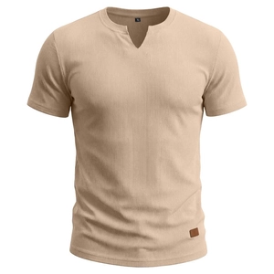 Dettaglio maglietta beige in maglia a costine con scollo a V ed etichetta taglia XL