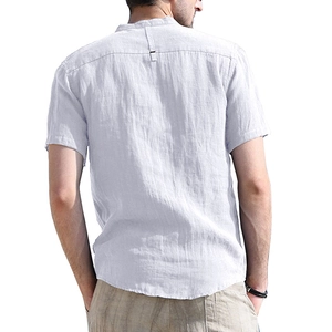 Vista dettagliata del retro di una camicia da uomo in lino con trama del tessuto e dettaglio collo