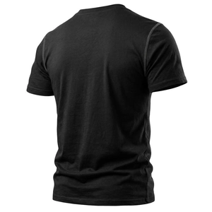 Dettaglio delle cuciture a contrasto bianche sulla spalla posteriore della t-shirt nera