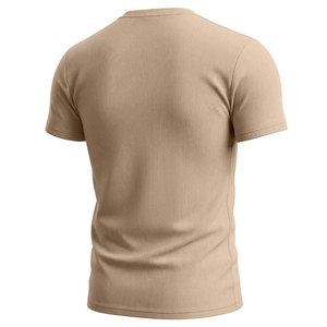 Dettaglio della trama in maglia a coste kaki sul retro di una t-shirt slim fit da uomo