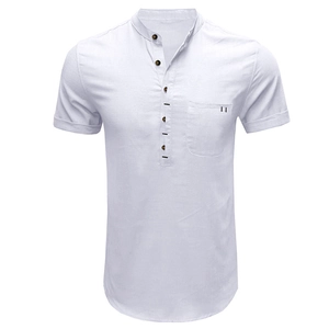 Dettaglio camicia Henley bianca in lino con collo alla coreana e bottoni in legno scuro