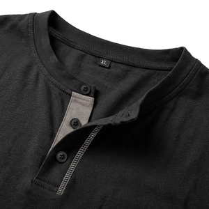 Dettaglio del collo della camicia Henley da uomo con trama fiammata e abbottonatura grigia