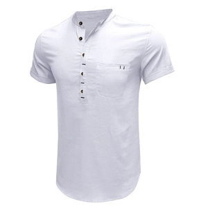 Dettaglio camicia in lino bianco con collo alla coreana e taschino sul petto