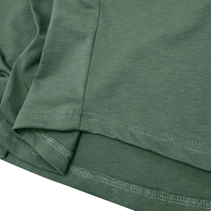Vue détaillée de l'ourlet à double couture et du surjet sur ce t-shirt de sport vert foncé