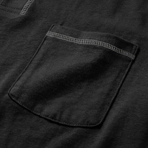 Dettaglio della tasca quadrata su t-shirt Henley in cotone lavato con cuciture a contrasto
