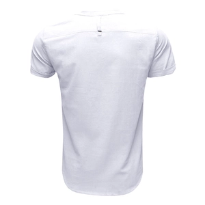 Dettaglio del retro di una camicia Henley da uomo in lino bianco con asola decorativa