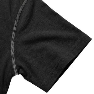 Dettaglio del polsino con cuciture piatte bianche su tessuto in maglia melange nero