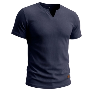 Dettaglio della t-shirt blu scuro con scollo a V, trama a coste e etichetta in pelle