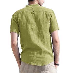 Dettaglio della camicia henley in lino verde oliva con nastro sul collo e trama