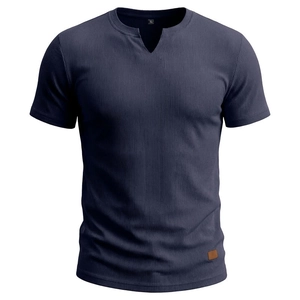 Dettaglio dello scollo a V e del tessuto a costine sulla t-shirt blu scuro da uomo