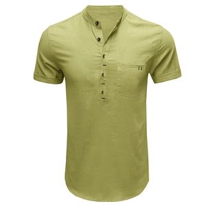 Dettaglio della camicia Henley in lino verde oliva con tasca e trama dei bottoni