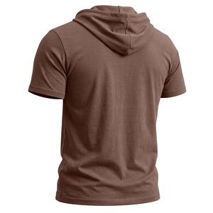 Vue détaillée du dos d'un t-shirt à capuche pour homme marron café en maille de coton
