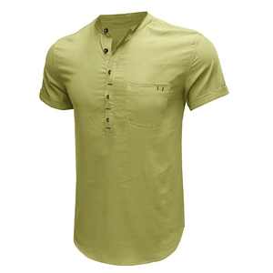 Dettaglio camicia Henley in lino di cotone verde con colletto alla coreana e tasca
