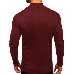 Vista posteriore della maglia termica bordeaux a maniche lunghe con collo a lupetto