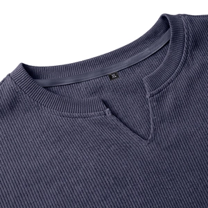 Dettaglio dell'etichetta taglia XL sulla t-shirt blu-grigio in maglia a coste scollo a V