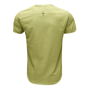 Dettaglio camicia in lino verde chiaro con fettuccia interna e risvolto sulle maniche
