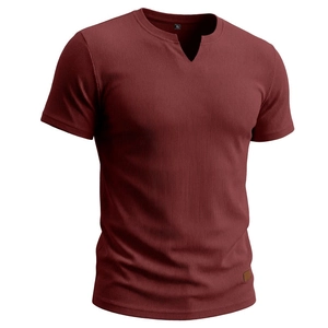 Dettaglio maglietta bordeaux scollo a V con trama a coste verticali e patch in pelle