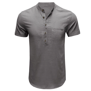 Dettaglio maglia Henley grigia da uomo in cotone e lino con tasca e bottoni in legno