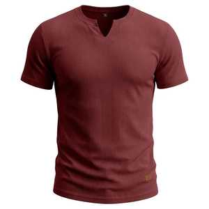 Dettaglio della t-shirt bordeaux con scollo a V, trama a coste e etichetta in pelle sul bordo