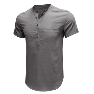 Dettaglio camicia grigia in cotone e lino con scollo a Henley e taschino sul petto