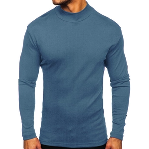 Dettaglio della maglia da uomo a collo alto grigio-blu scuro e della trama del tessuto