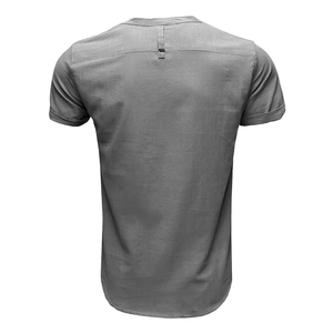 Vista dettagliata del retro della camicia di lino grigia con carré e piccolo passante posteriore