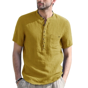 Dettaglio di camicia Henley giallo senape in cotone e lino con taschino sul petto