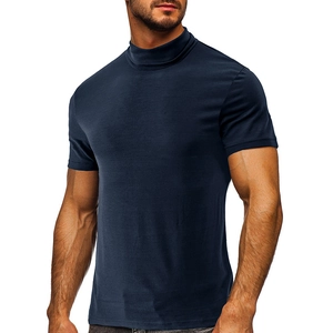 Gros plan sur un t-shirt bleu marine à col montant, texture coton et coupe ajustée