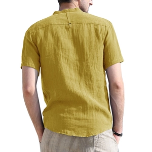 Dettaglio posteriore della camicia di lino color zenzero con trama del tessuto e fibbia