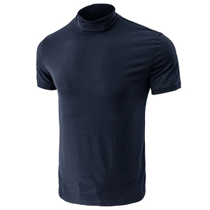 Détail du t-shirt pour hommes à col montant et manches courtes en bleu foncé