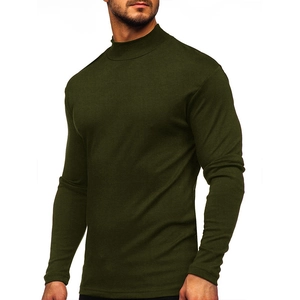 Dettaglio del collo a lupetto e tessuto a maglia elastica su maglia uomo verde oliva