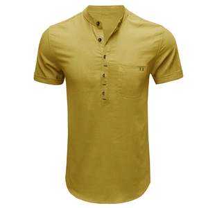 Dettaglio di camicia a maniche corte giallo senape da uomo con colletto Henley e bottoni