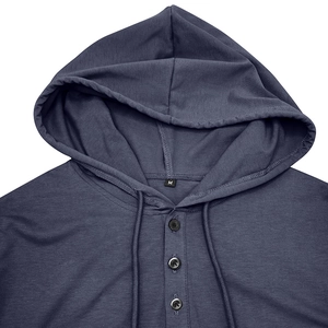 Détail du col boutonné d'un t-shirt Henley à capuche en maille bleu marine
