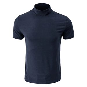 Détail du t-shirt bleu foncé pour hommes avec col montant et texture en maille lisse