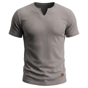 Dettaglio della t-shirt grigia da uomo con scollo a V, trama a costine e etichetta in pelle