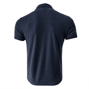 Détail de la texture en maille fine et de la coupe ajustée d'un t-shirt bleu marine homme