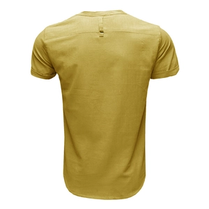Vista posteriore dettagliata della camicia Henley da uomo in cotone e lino giallo senape