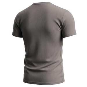Dettaglio macro del tessuto a coste grigio scuro di una t-shirt sportiva da uomo con scollo a V