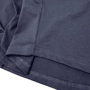Détail de l'ourlet à double surpiqûre et finition intérieure d'un t-shirt de sport gris