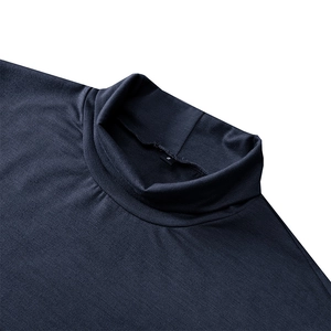 Gros plan du col montant et de la maille fine du t-shirt bleu foncé pour hommes