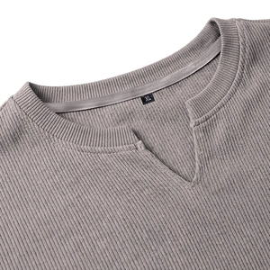 Vista macro dello scollo a V e dell'etichetta XL su una t-shirt in maglia a coste grigio scuro