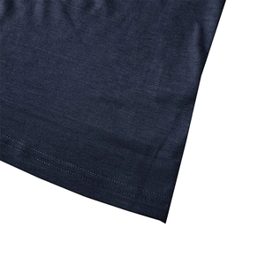 Vue macro détaillée de l'ourlet à double couture sur un T-shirt en maille bleu marine