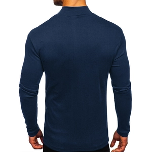 Dettaglio posteriore di una maglia termica blu scuro a collo alto con vestibilità slim