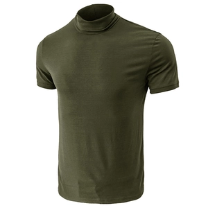 Détail d'un t-shirt homme vert olive ajusté à col montant et manches courtes en coton