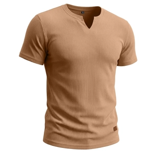 Dettaglio di una t-shirt kaki con scollo a V, trama a coste verticali ed etichetta sull'orlo