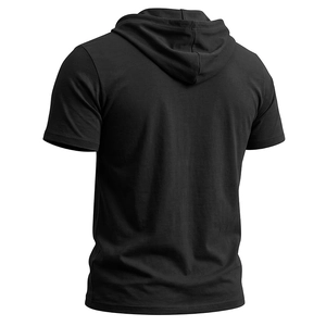 Vue arrière d'un t-shirt à capuche noir à manches courtes montrant la texture du tissu