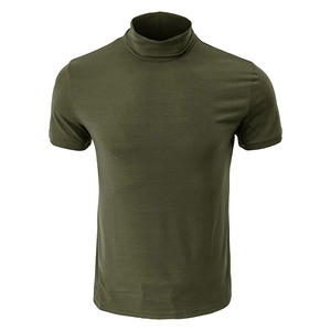 Détail du t-shirt à col montant vert armée avec une texture en coton fine et durable